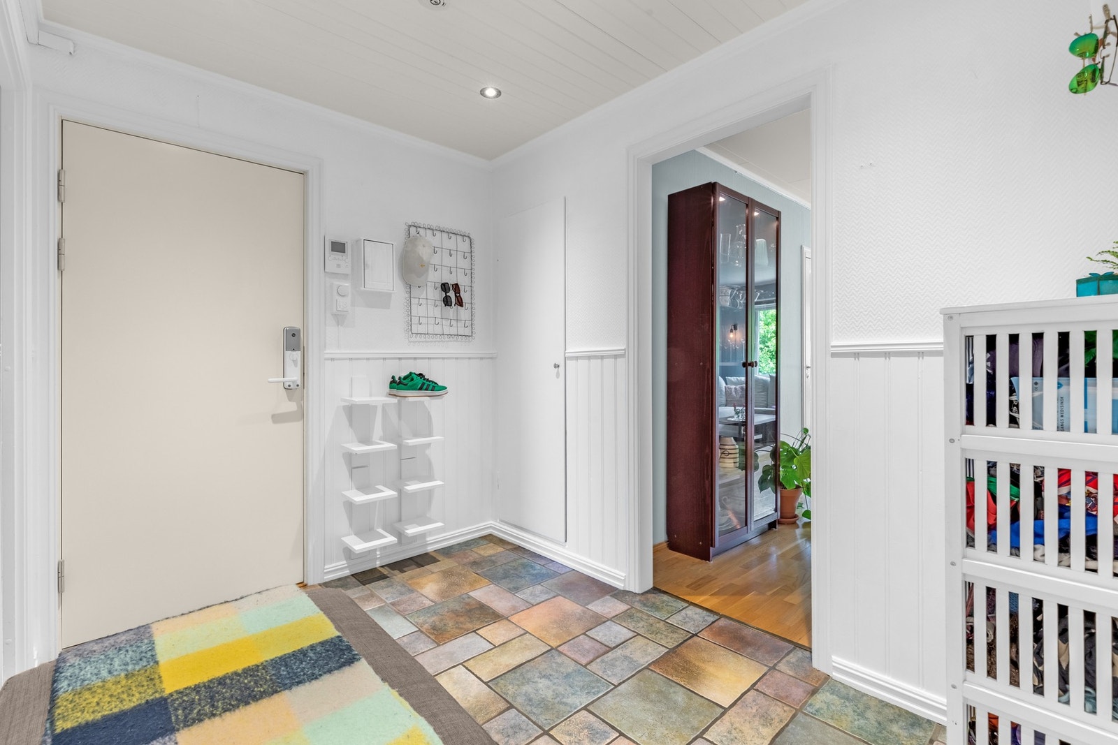 Entréen har flislagt gulv med termostatstyrt gulvvarme samt installert elektronisk lås fra Yale Doorman. Galleribilde