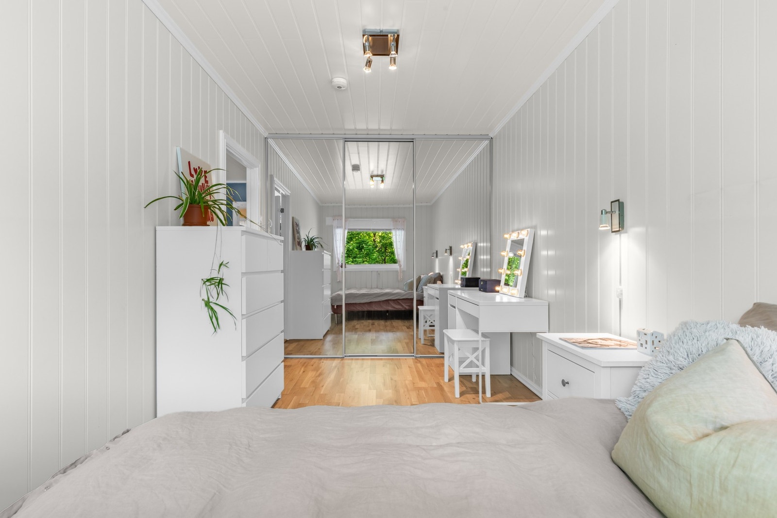 Praktisk skyvedørsgarderobe med speilfronter som gir godt med lagring. Galleribilde
