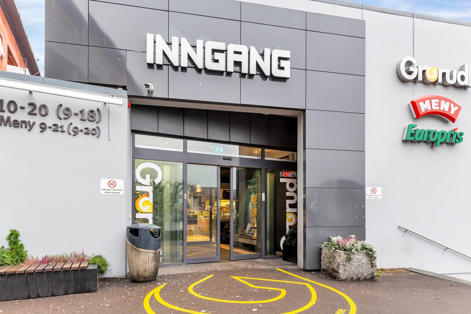 Grorud Senter med dagligvare, apotek, vinmonopol, spisesteder og servicetilbud. Galleribilde
