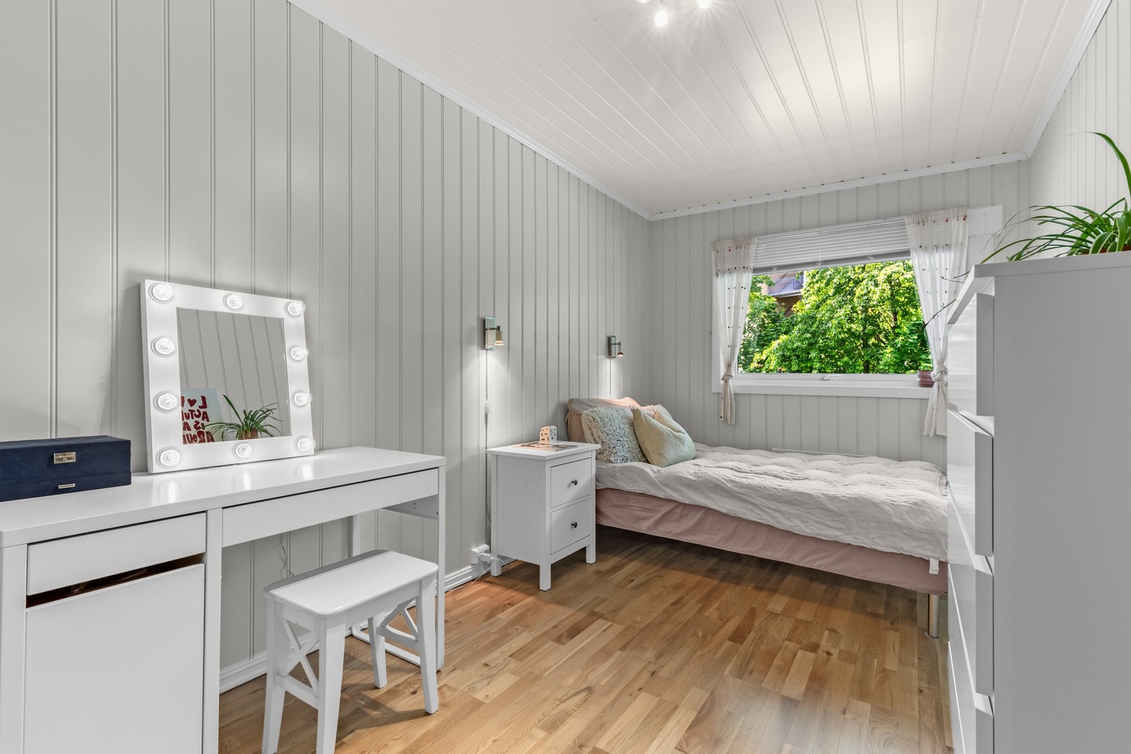 Hovedsoverommet har smartpanel, himlingsplater og eikeparkett. Galleribilde