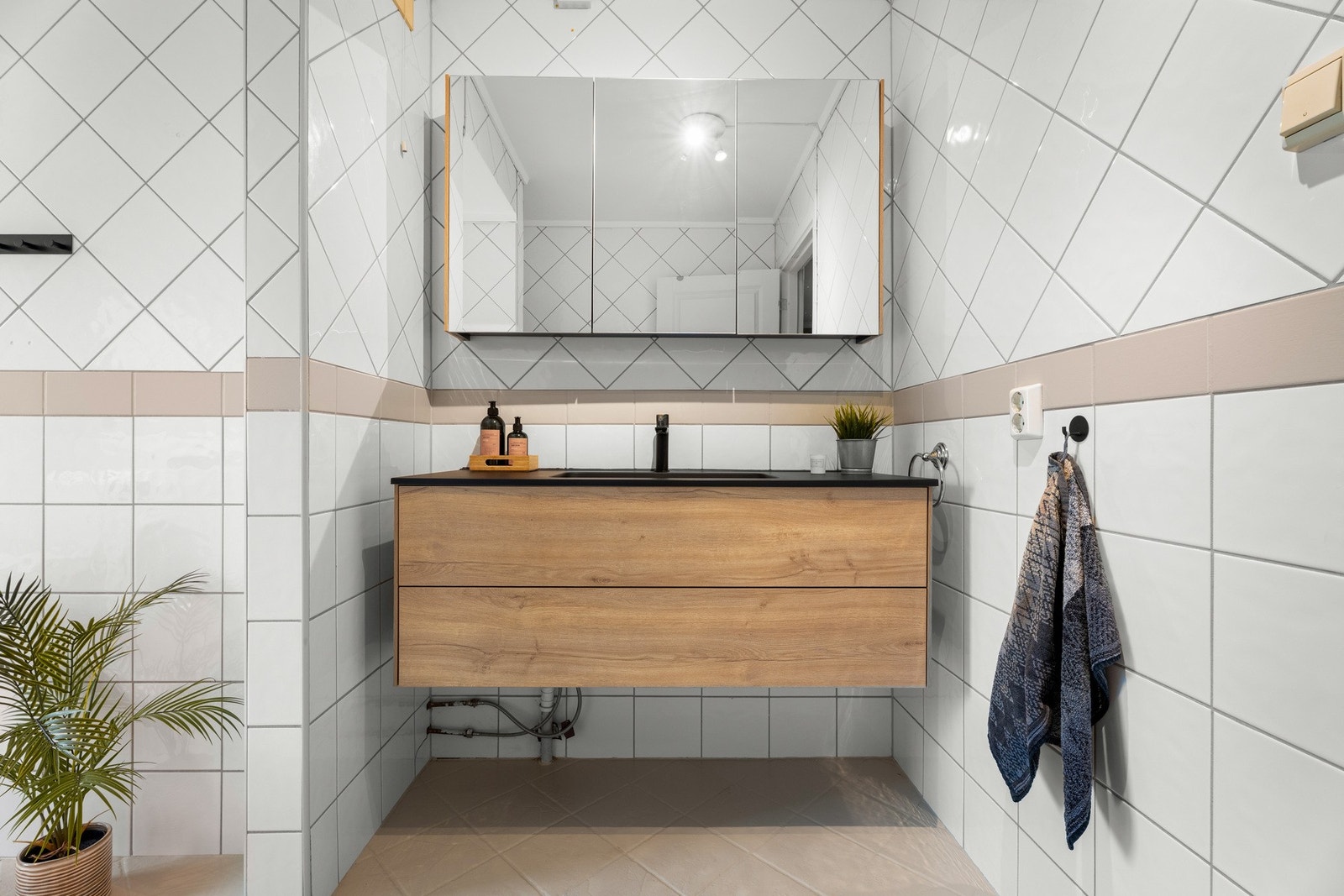 Badet ble pusset opp i 2024 med nytt dusjkabinett og nytt servantskap Galleribilde