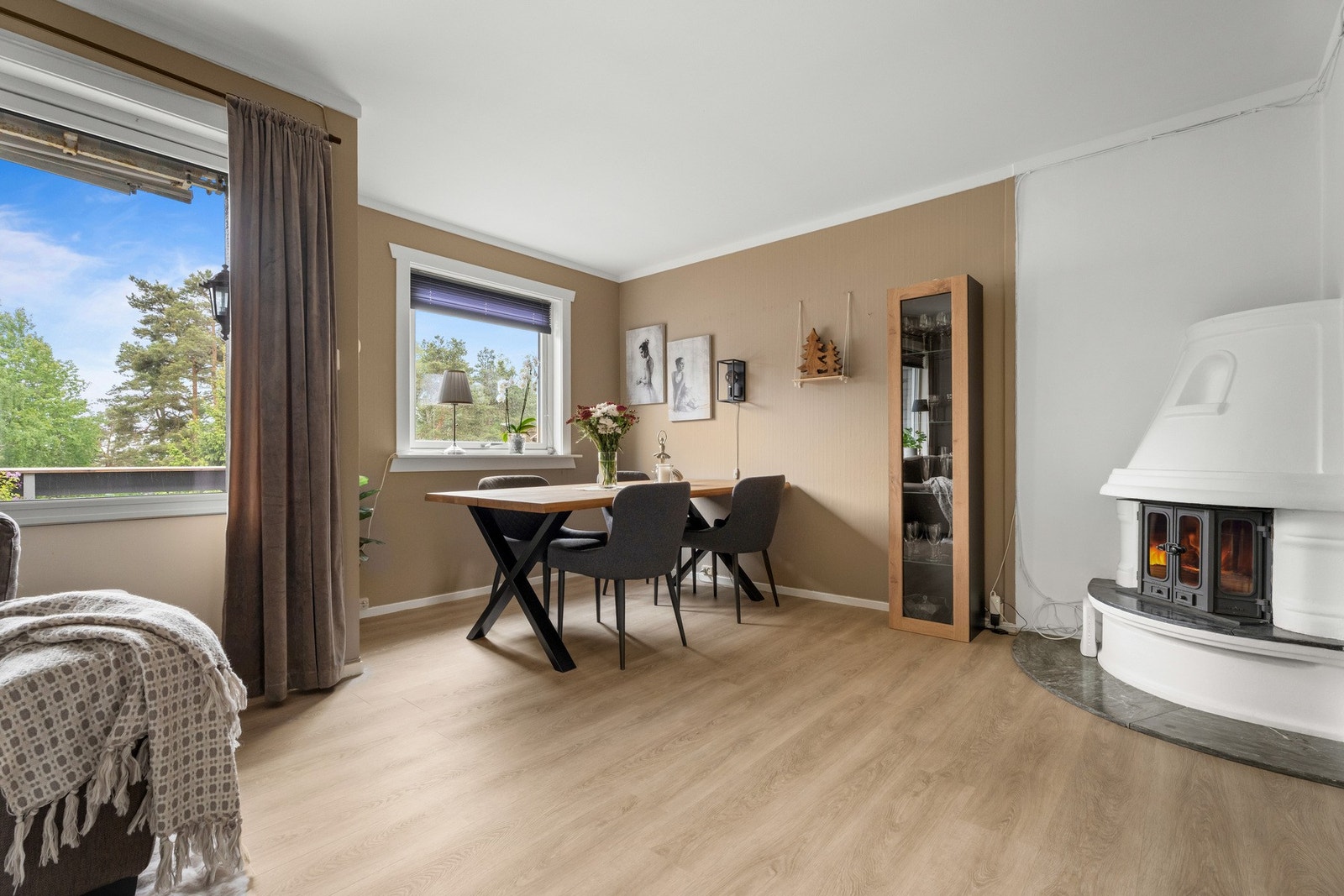 Fra stuen er det utgang til balkongen på hele 12 kvm Galleribilde