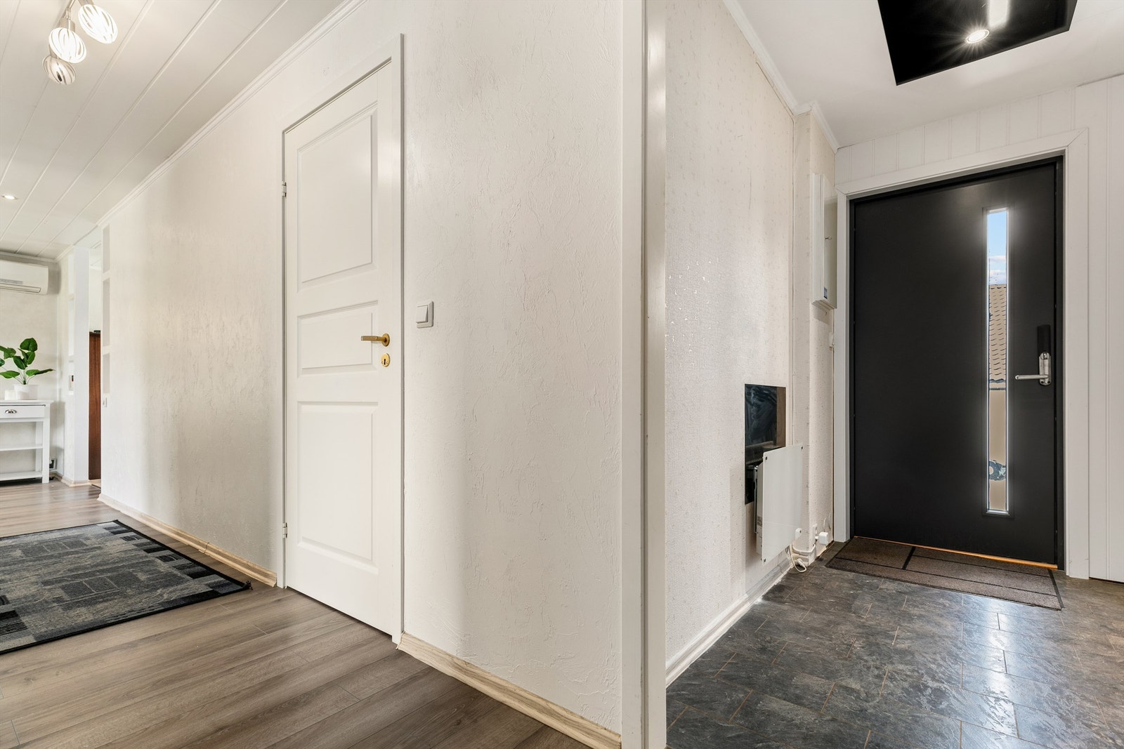 Entreen er holdt i lyse farger og med laminat på gulvet. Galleribilde