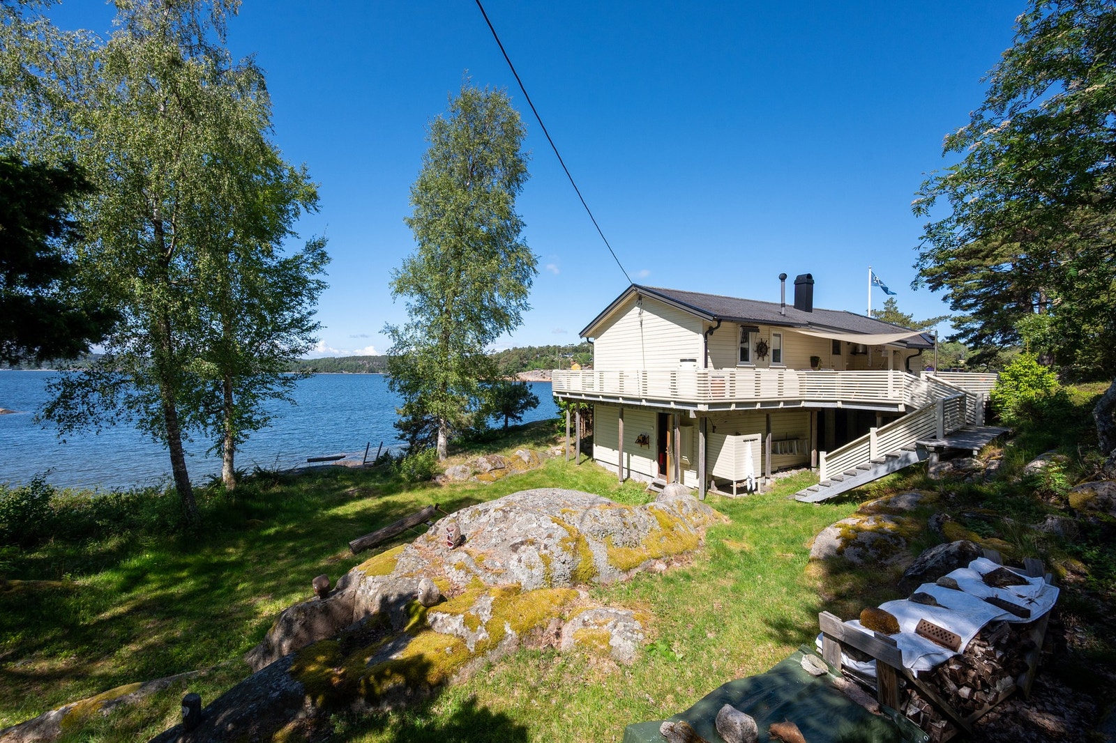 Under hytta er det en stor, praktisk bod Galleribilde