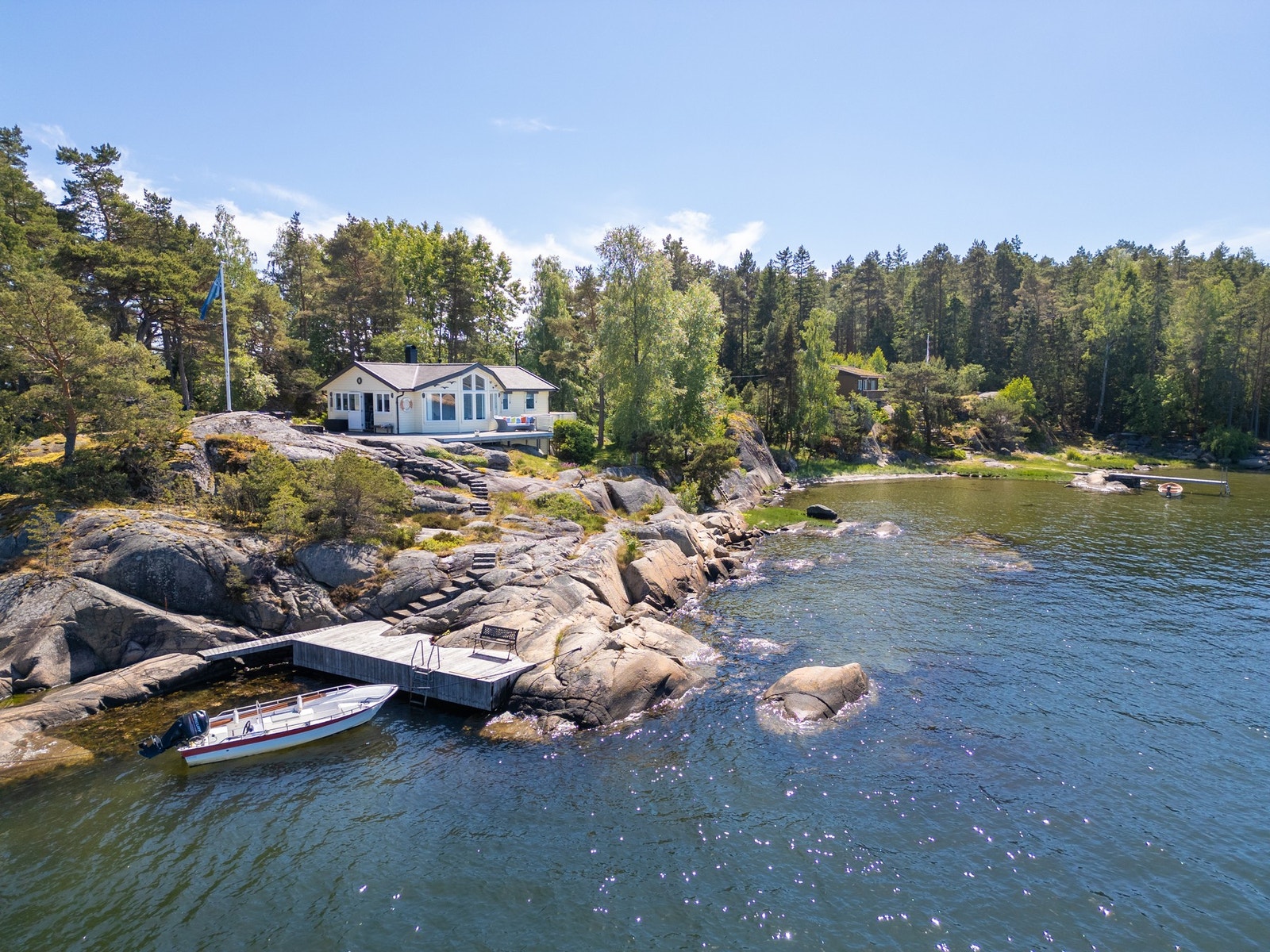 Velkommen til Granholmen, en vakker øy med14 hytter, en kort båttur fra Grimsøykilen båthavn! Galleribilde