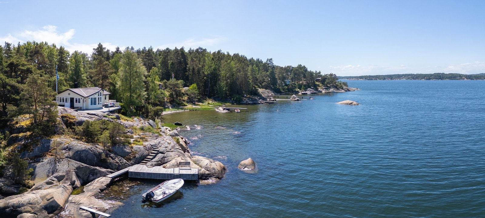 Odden litt lenger ut på øya sørger for god skjerming i farvannet tett på hytta Galleribilde