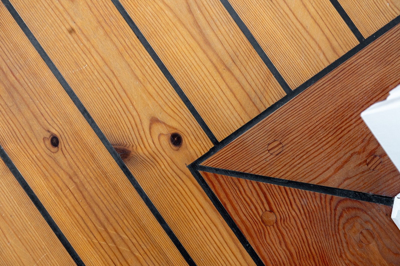 Flott skipsgulv i store deler av hytta Galleribilde