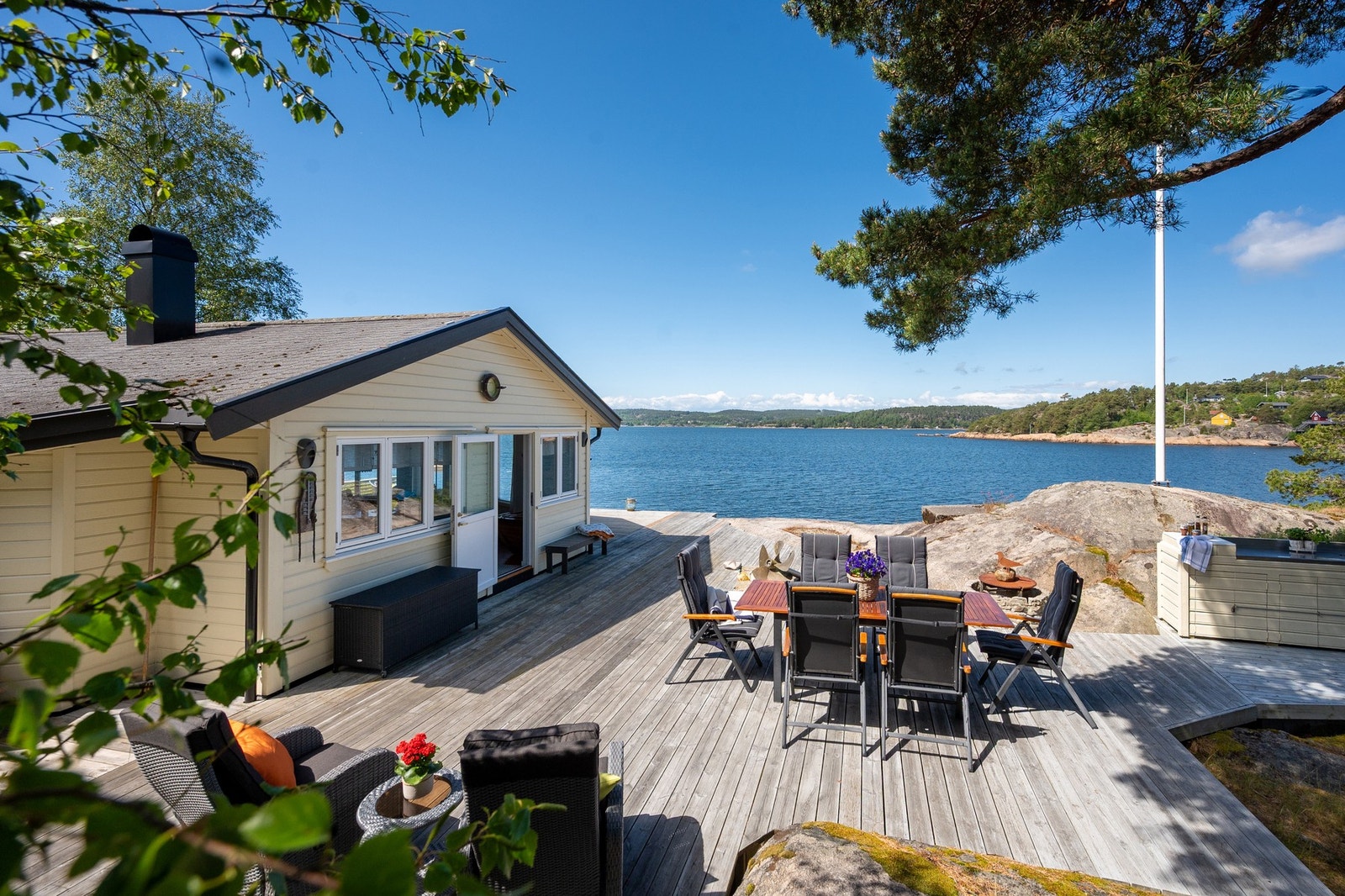 Vestvendt med sen kvelssol og vid utsikt til den omkringliggende skjærgården Galleribilde