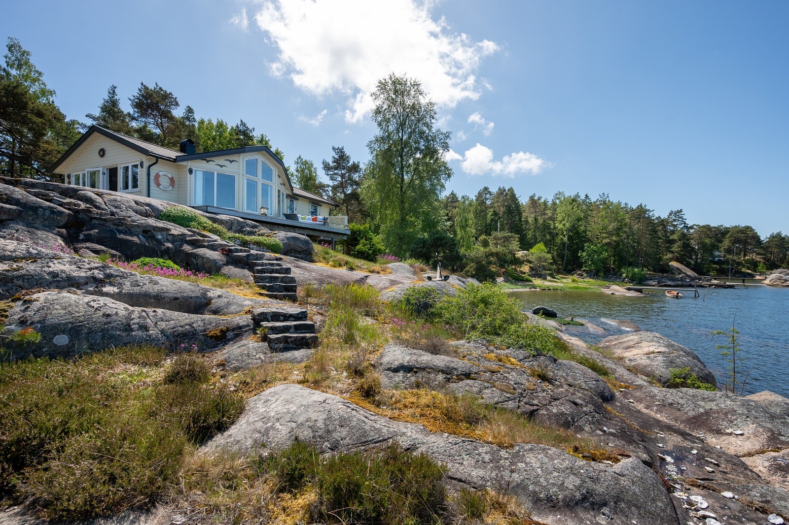 Hytte nydelig beliggende, rett ved egen brygge og badeplass. Fantastiske sol- og utsiktsforhold! Galleribilde