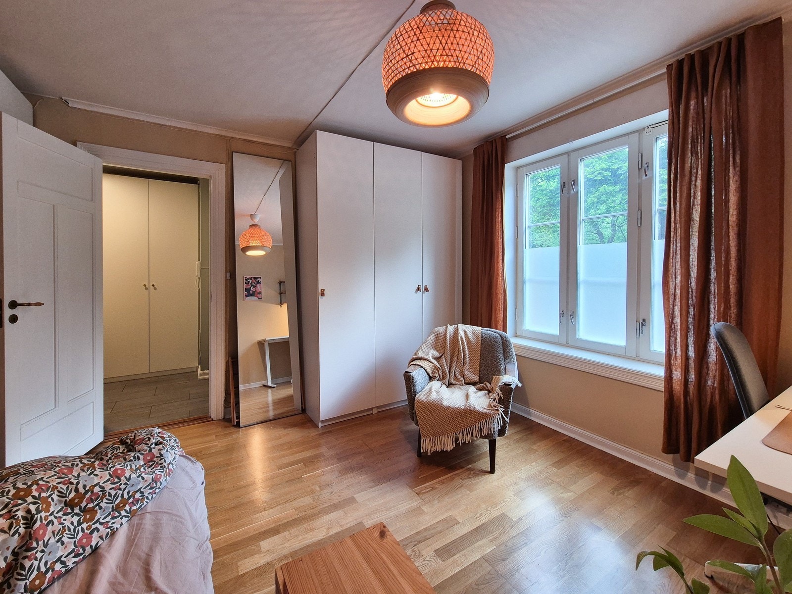 Her er det også godt med oppbevaringsplass i garderobeskap. Galleribilde