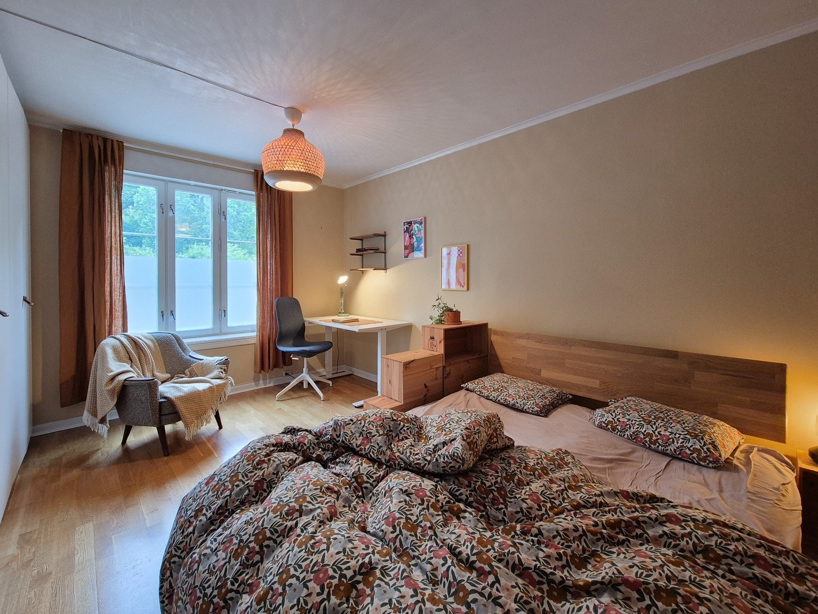 Leiligheten har et romslig soverom med dobbeltseng, og plass til kontorpult. Galleribilde