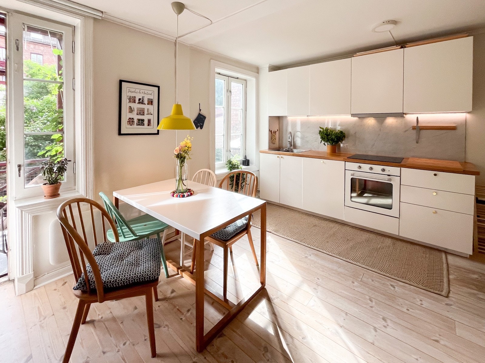 Leiligheten har en praktisk og sosial åpen stue/kjøkken løsning. Galleribilde