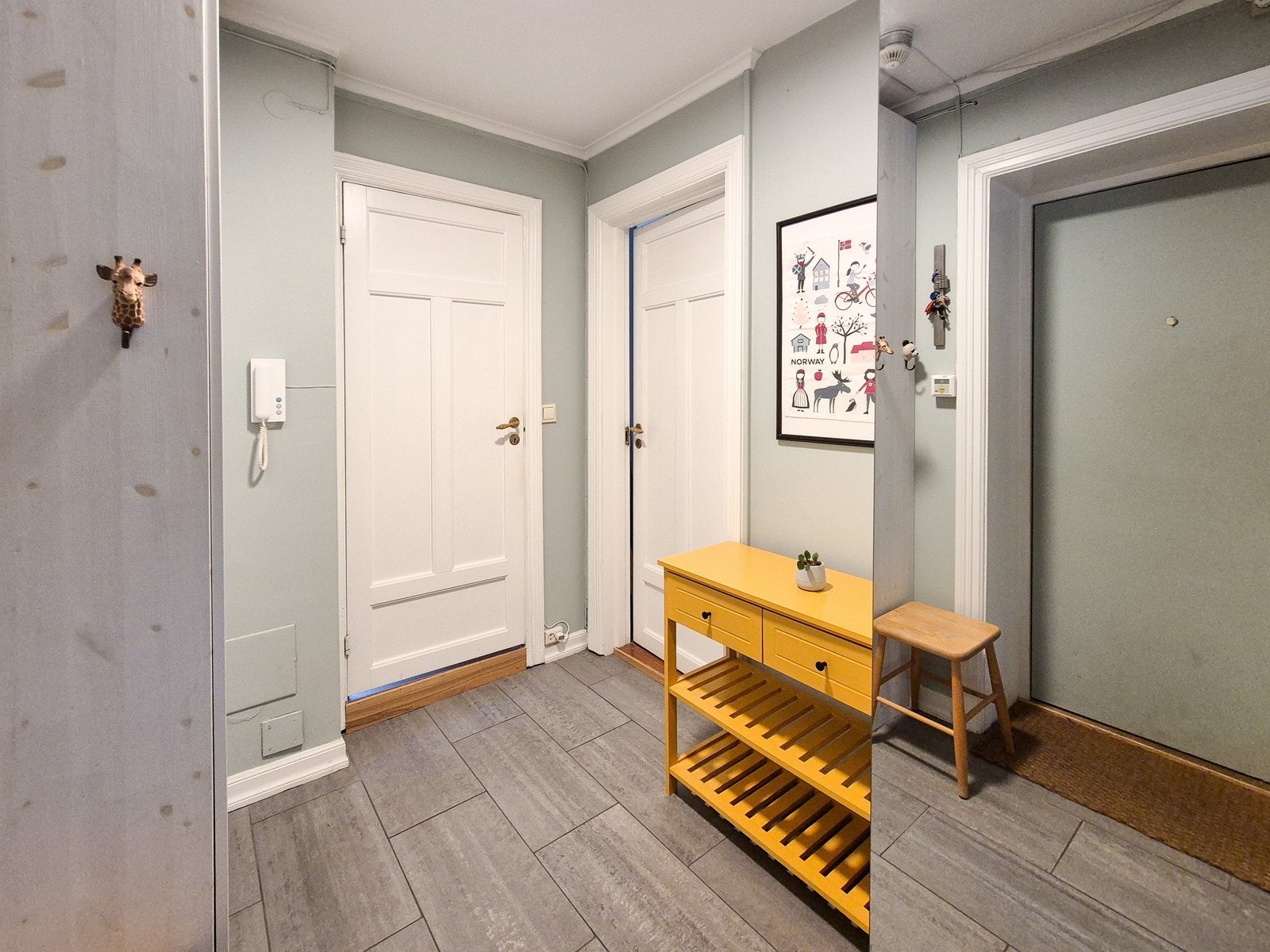 Entreen er også romslig med oppbevaring. Galleribilde