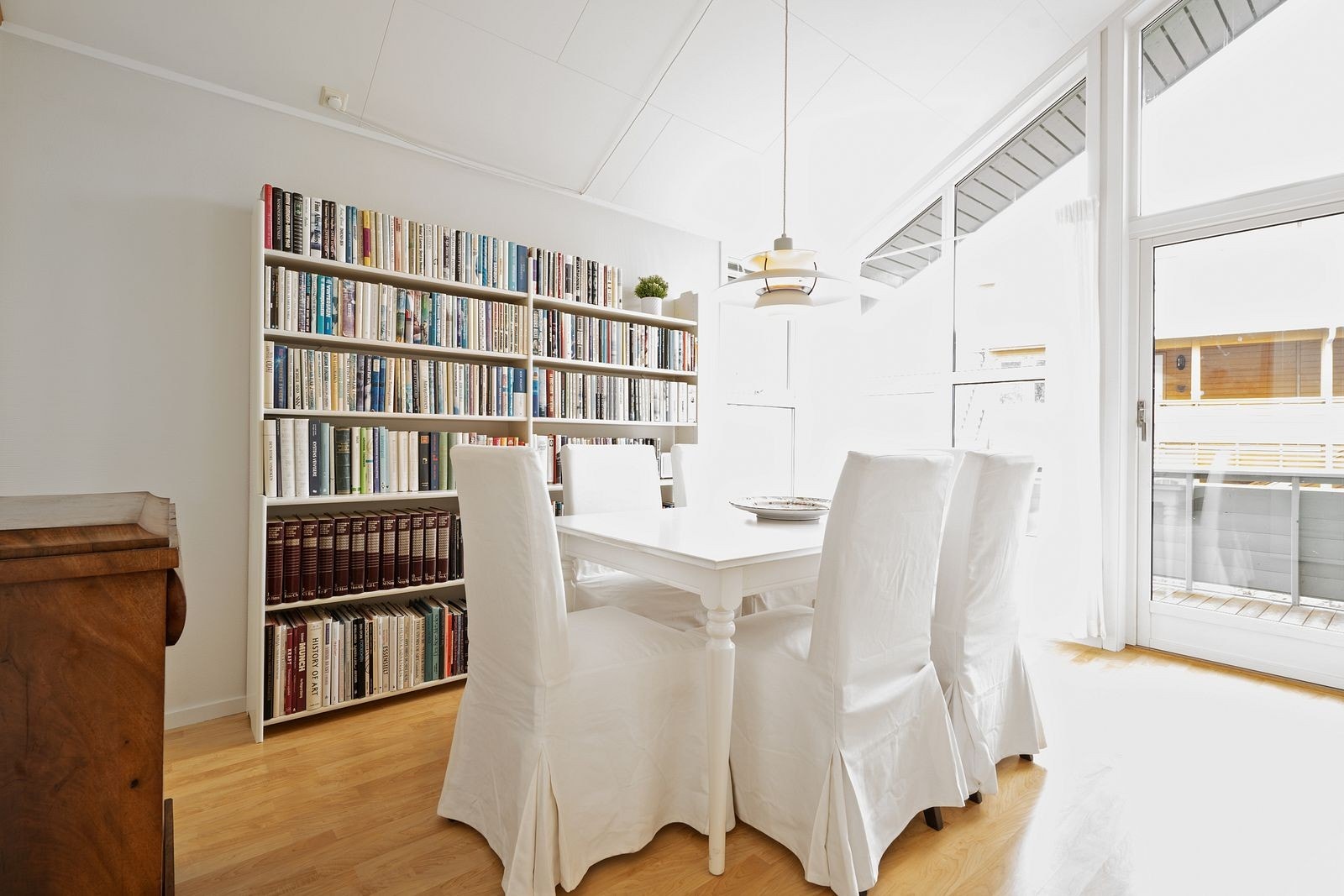 Spisestuen med utgang til balkong. Galleribilde