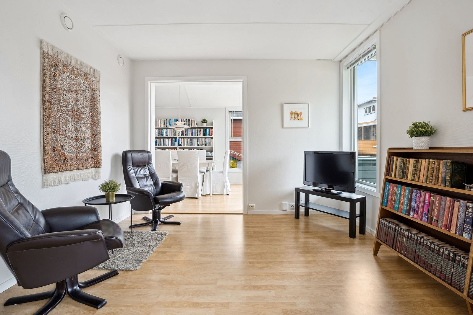 Spisestuen sett fra stuen, egen sone der en kan settes inn dører. Galleribilde