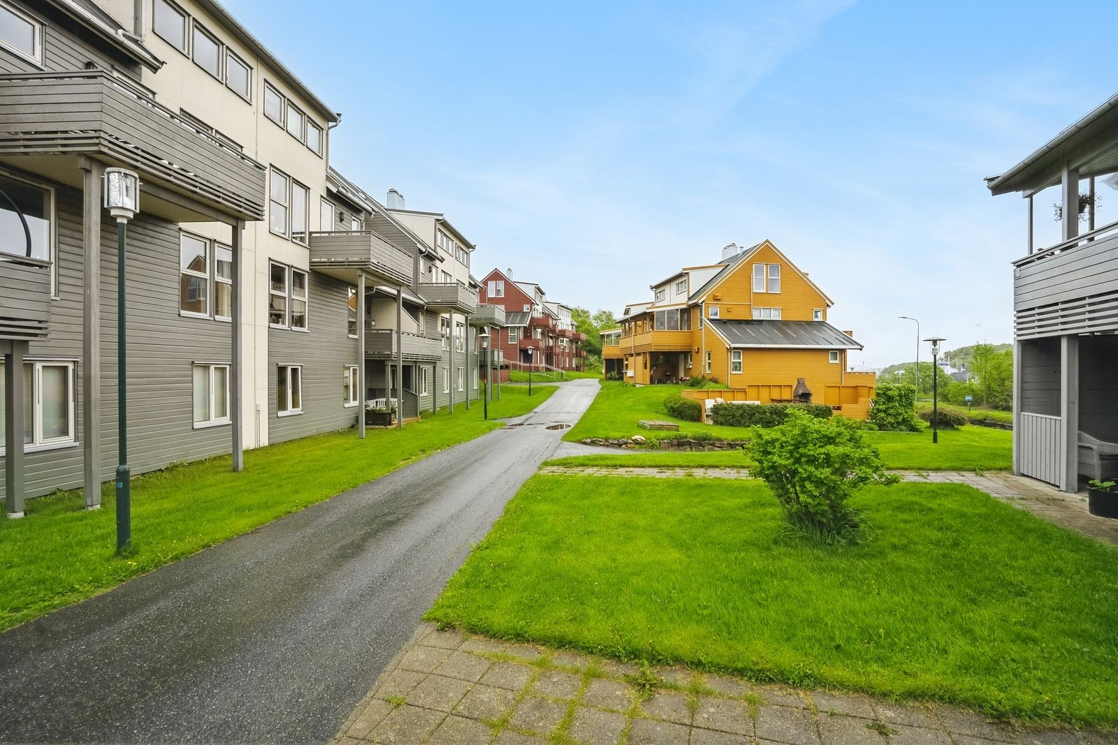 Felles uteareal mellom byggene med grillplass. Galleribilde