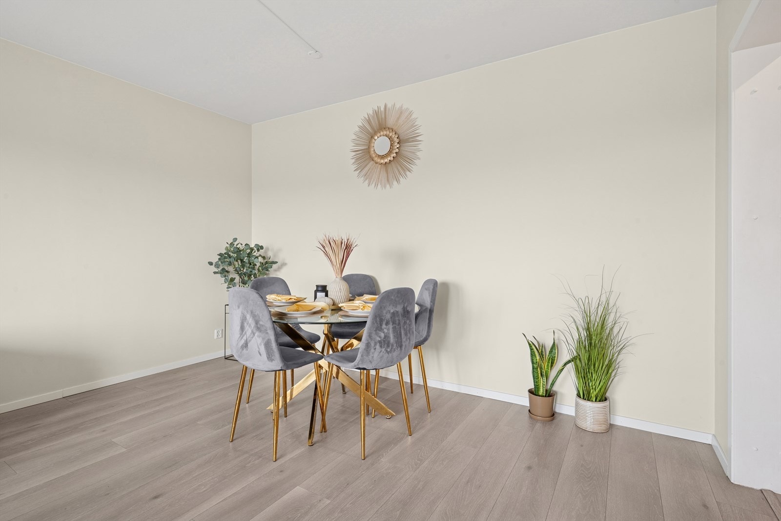 Stuen har plass til flere møbleringsmuligheter for å skape den stuen du selv ønsker. Galleribilde