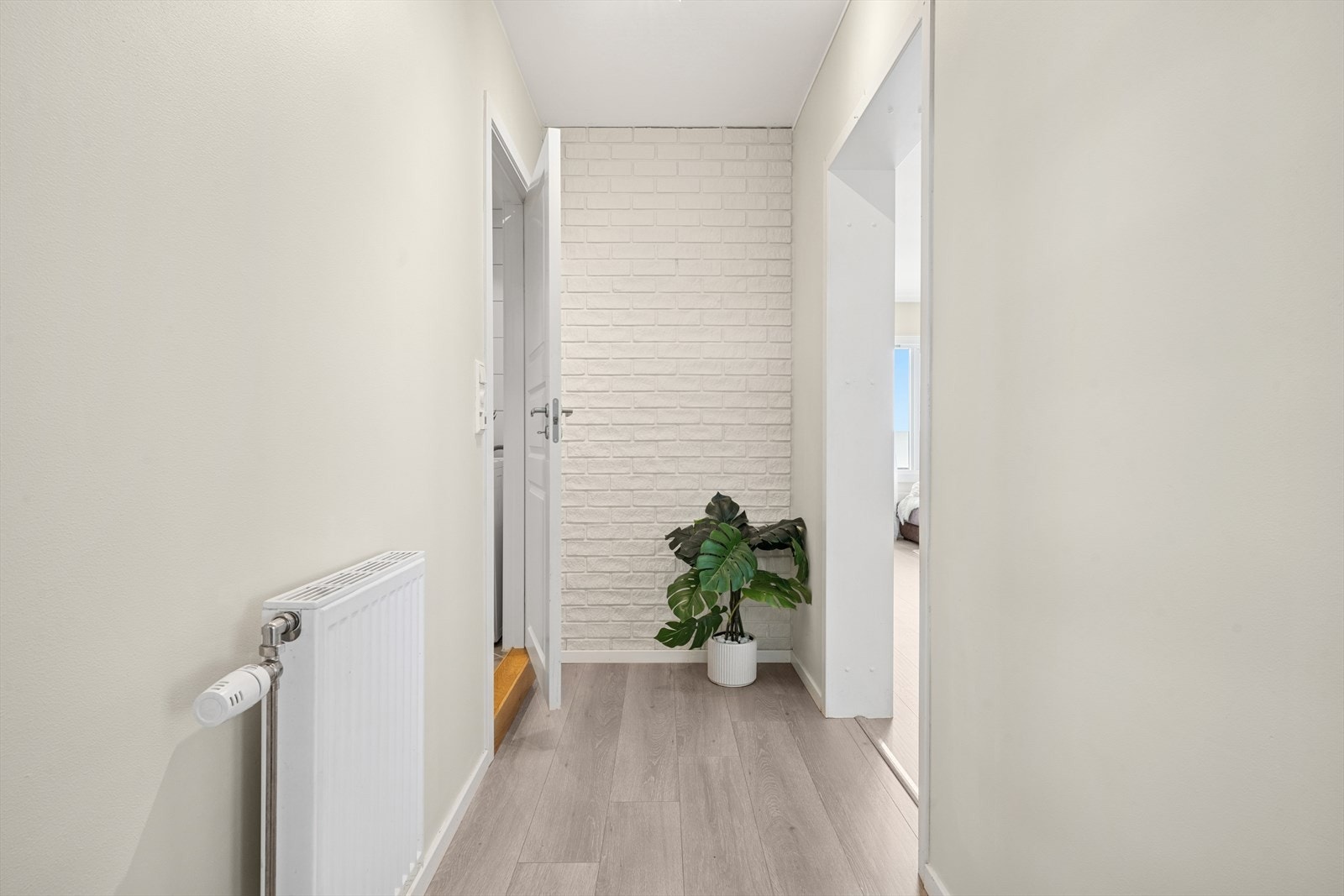 Leiligheten har en lys og innbydende entré med flislagt gulv Galleribilde