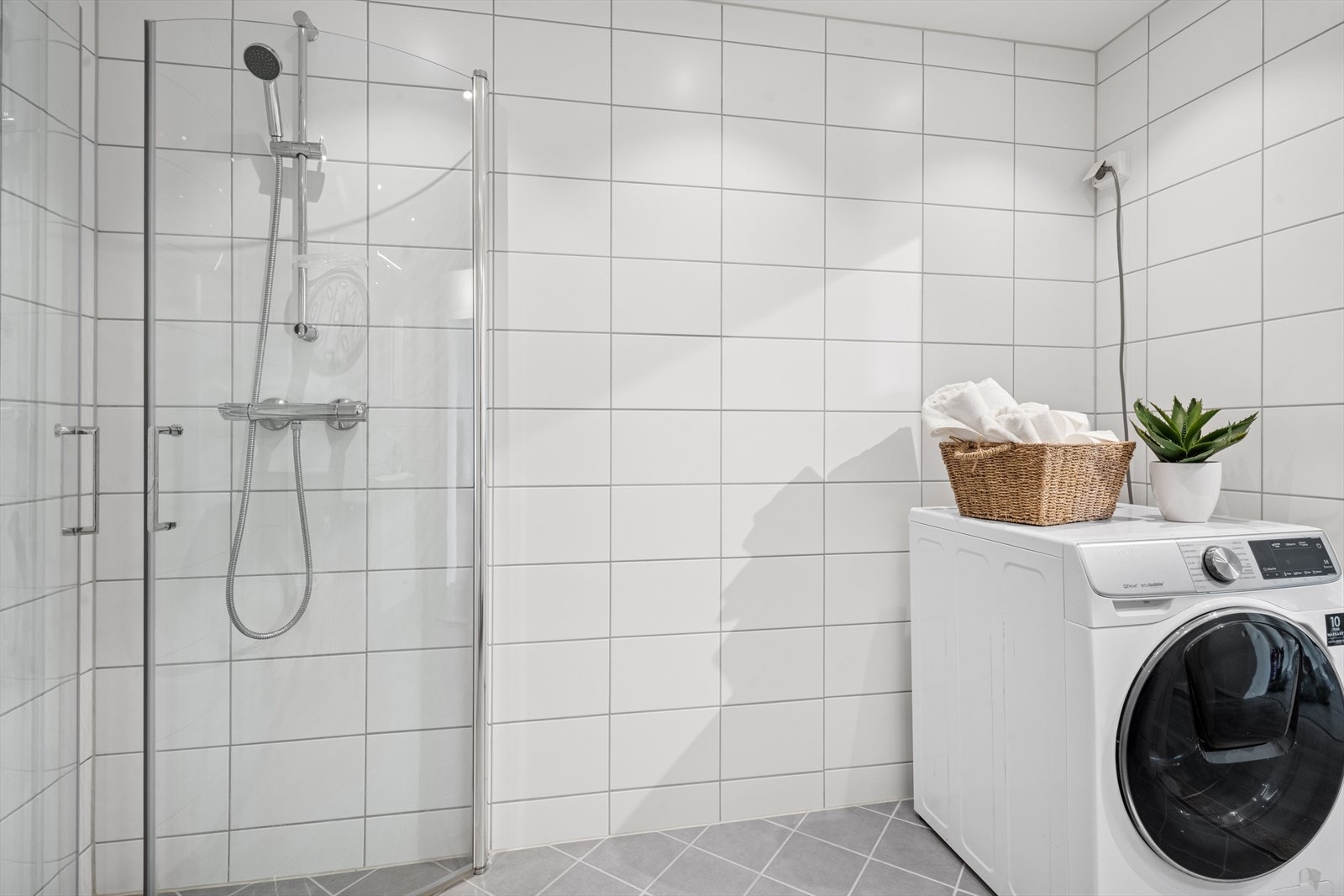 Baderommet har opplegg for vaskemaskin og tørketrommel Galleribilde