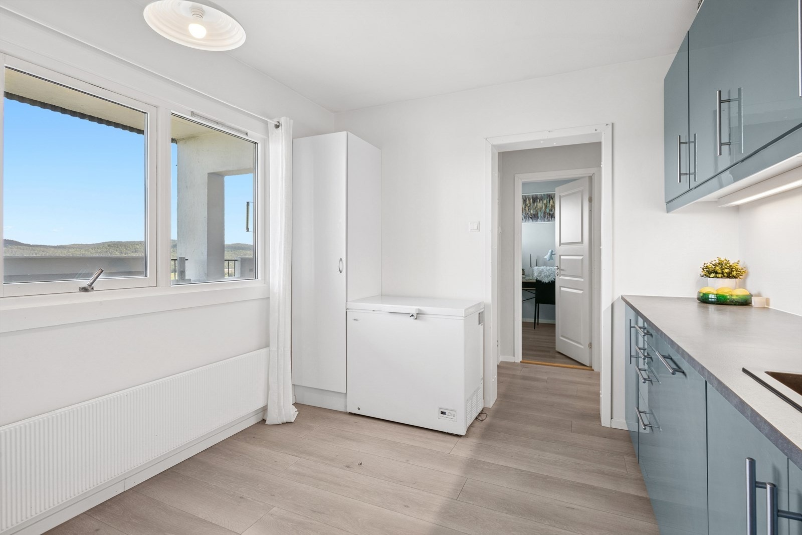 Her er det plass til spisebord ved vinduet. Galleribilde