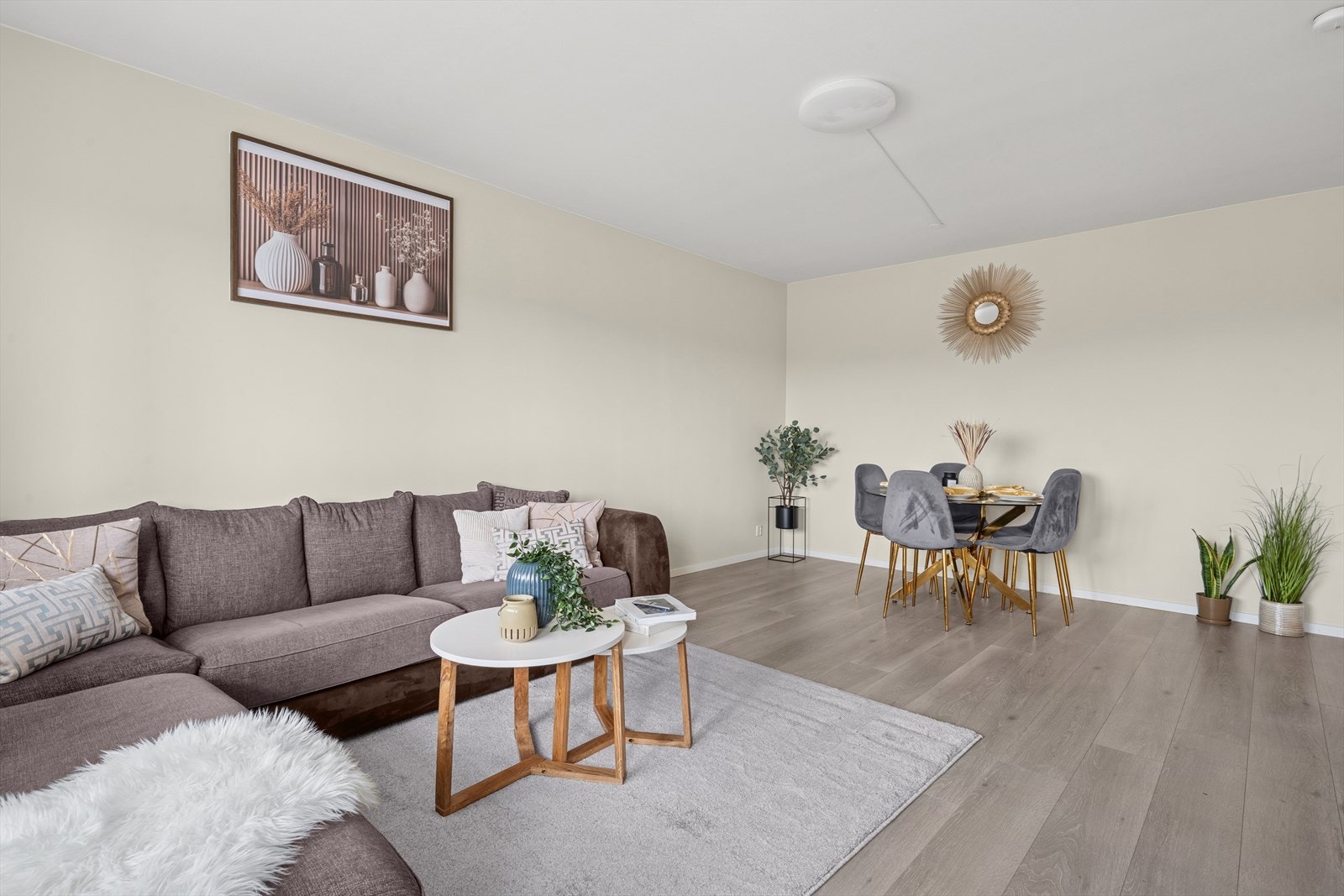 I stuen er det store vindusflater som slipper inn mye naturlig lys og som skaper en god atmosfære i rommet. Galleribilde
