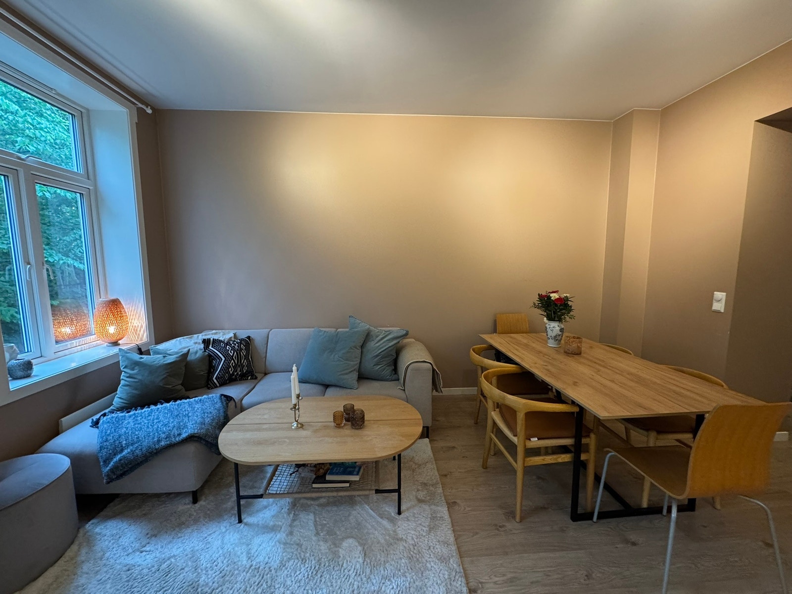 Romslig fellesområde med kjøkkenløsning Galleribilde
