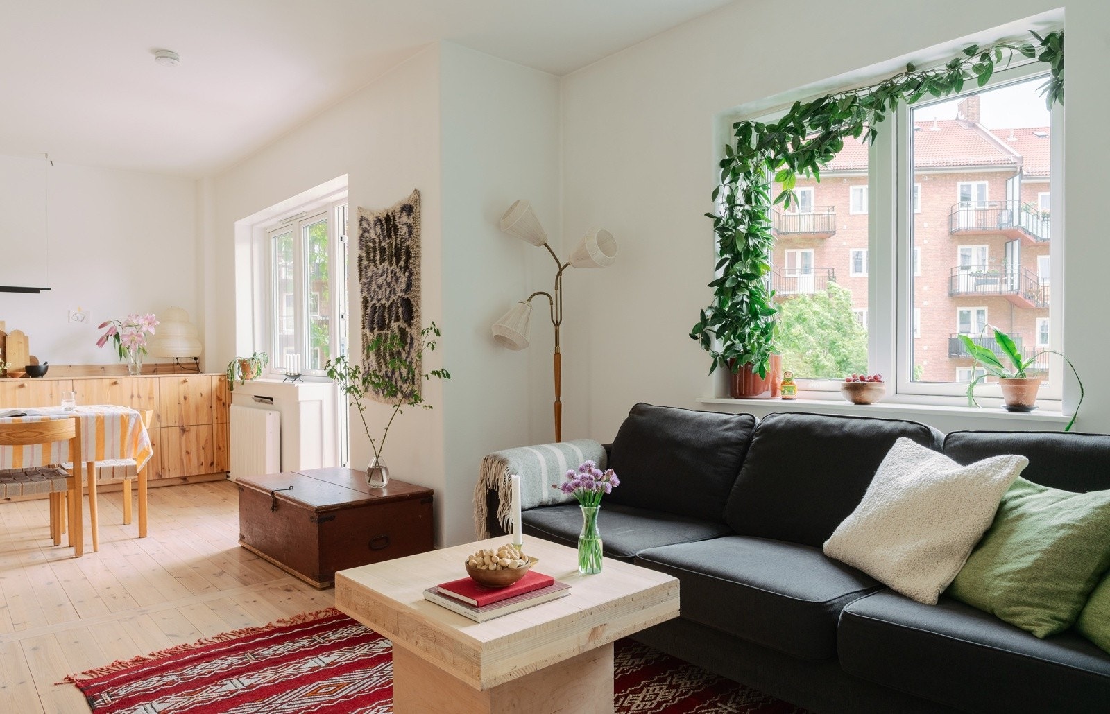 Det er lagt heltre furugulv og nye gulvlister, samt helsparkling og maling av alle overflater. Galleribilde