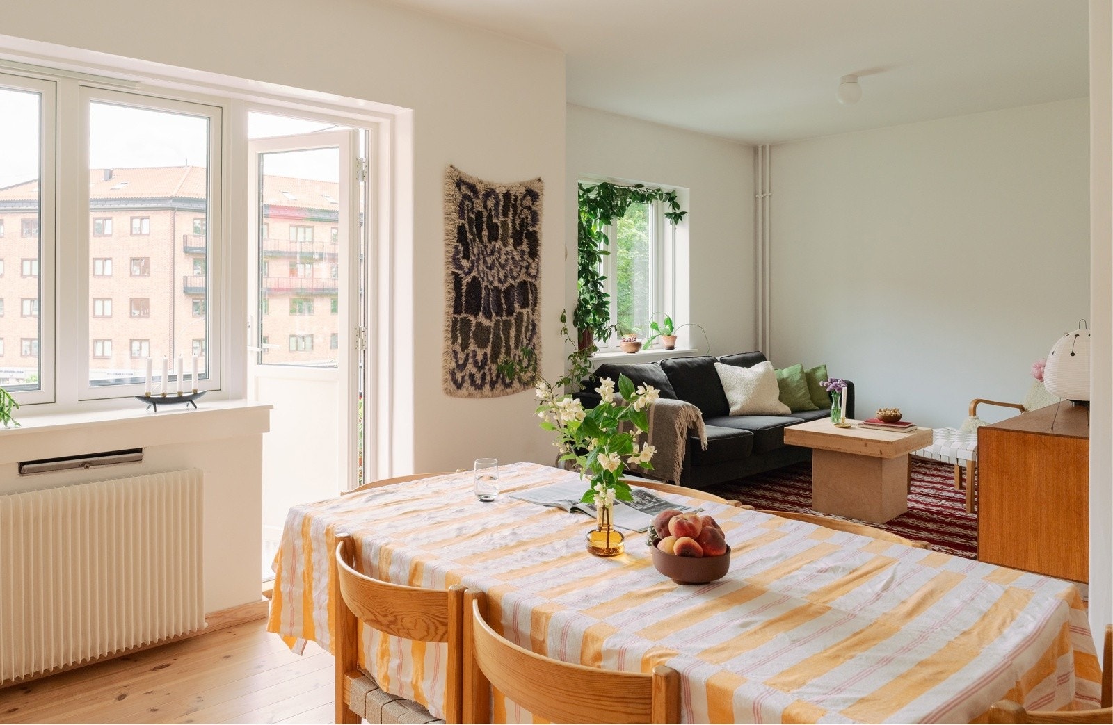 Boligen har blitt vesentlig oppusset siden 2018 og er utformet av arkitekt med fokus på materialitet og lys. Galleribilde