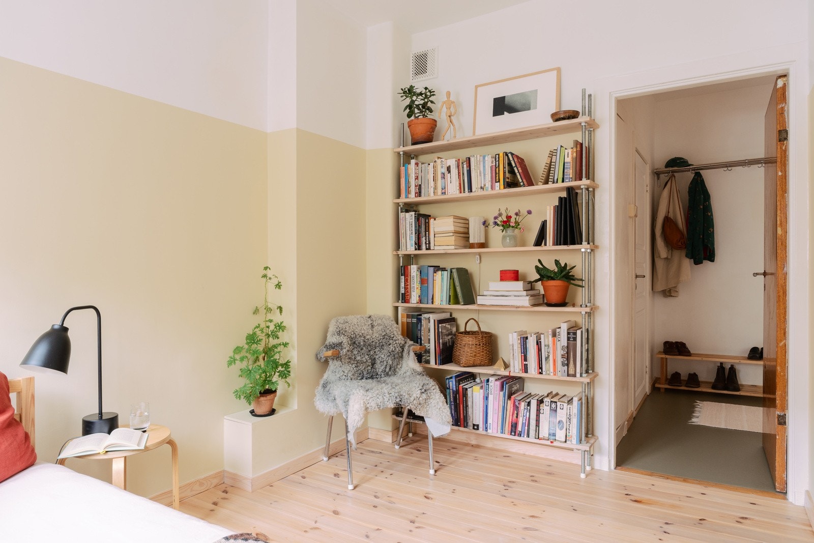 Gulvet er lagt med heltre furu, og alle vegger og tak er helsparklet og malt. Galleribilde