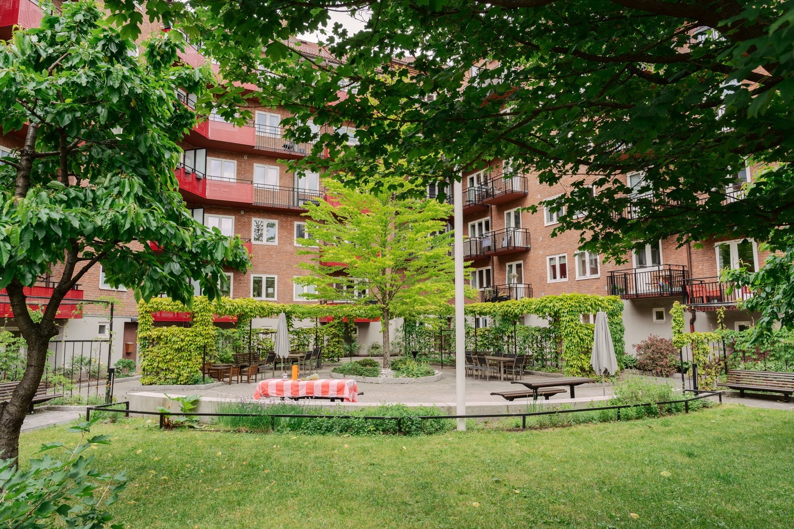 Selgers ord: "Det har vært syv gode år på Rosenhoff og det er med et visst vedmod vi nå lar leiligheten gå videre. Vi håper de neste beboerne vil finne like mye glede og trivsel her som vi har gjort." Galleribilde