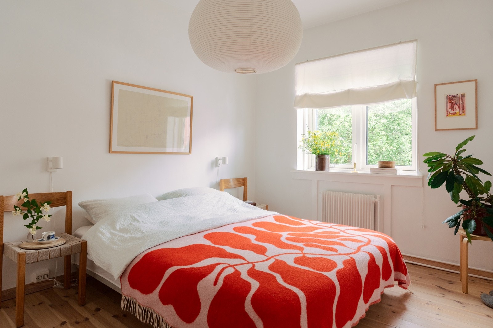 Stort og innbydende soverom med god plass til det du trenger. Gulvet er lagt med heltre furu, og alle vegger og tak er helsparklet og malt i lyse, rolige toner. Galleribilde