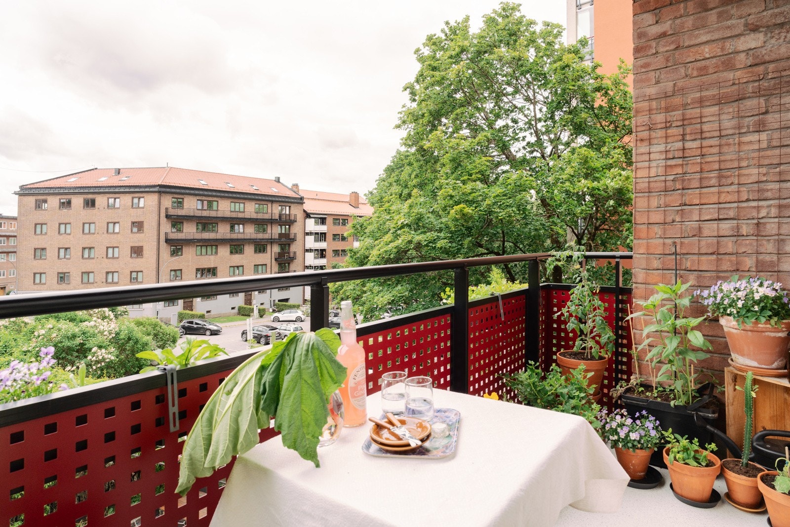 Selgers ord: "Balkongen ble oppgradert i 2020 og har fungert som et ekstra rom i leiligheten. Det har har også vært et perfekt sted for grønne fingre, med god plass til planter som har blomstret og trivdes." Galleribilde