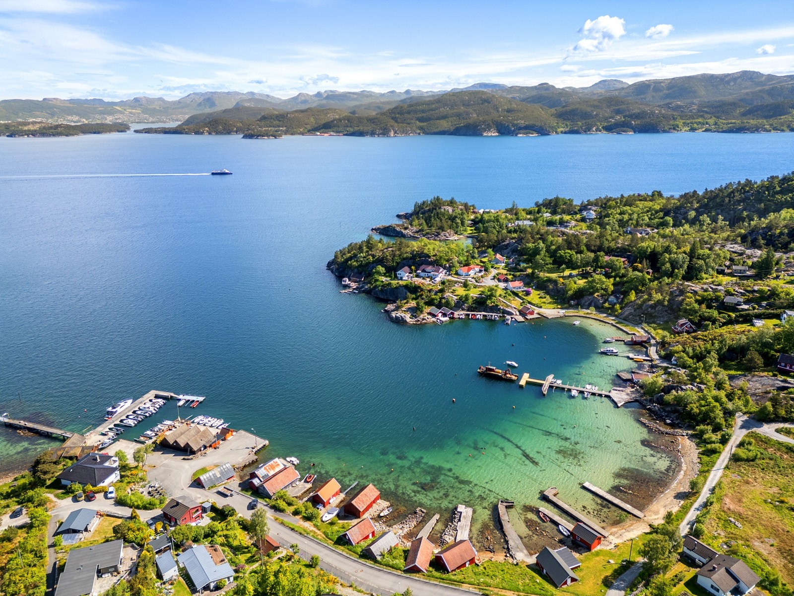 En kort spasertur til "Naustene på Bersagel", med iskremkiosk, bakst, supergod pizza og en rikholdig kulturkalender gjennom året. Galleribilde