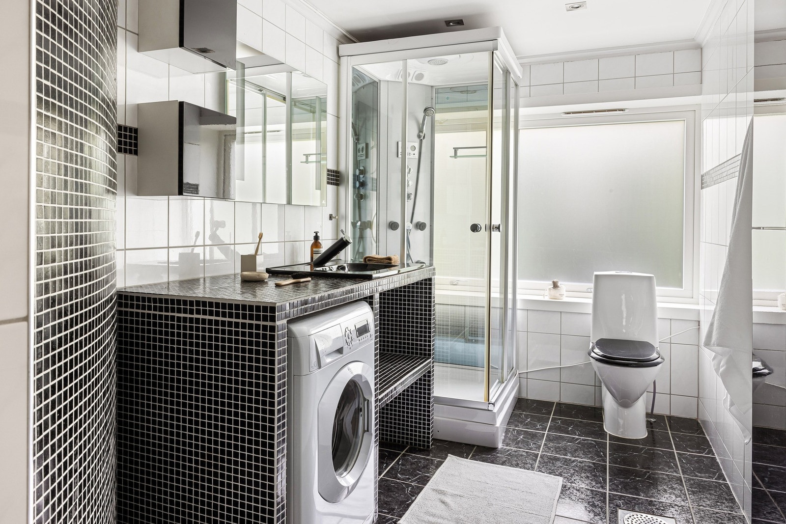 Badet er helfliset med varmekabler i gulvet Galleribilde