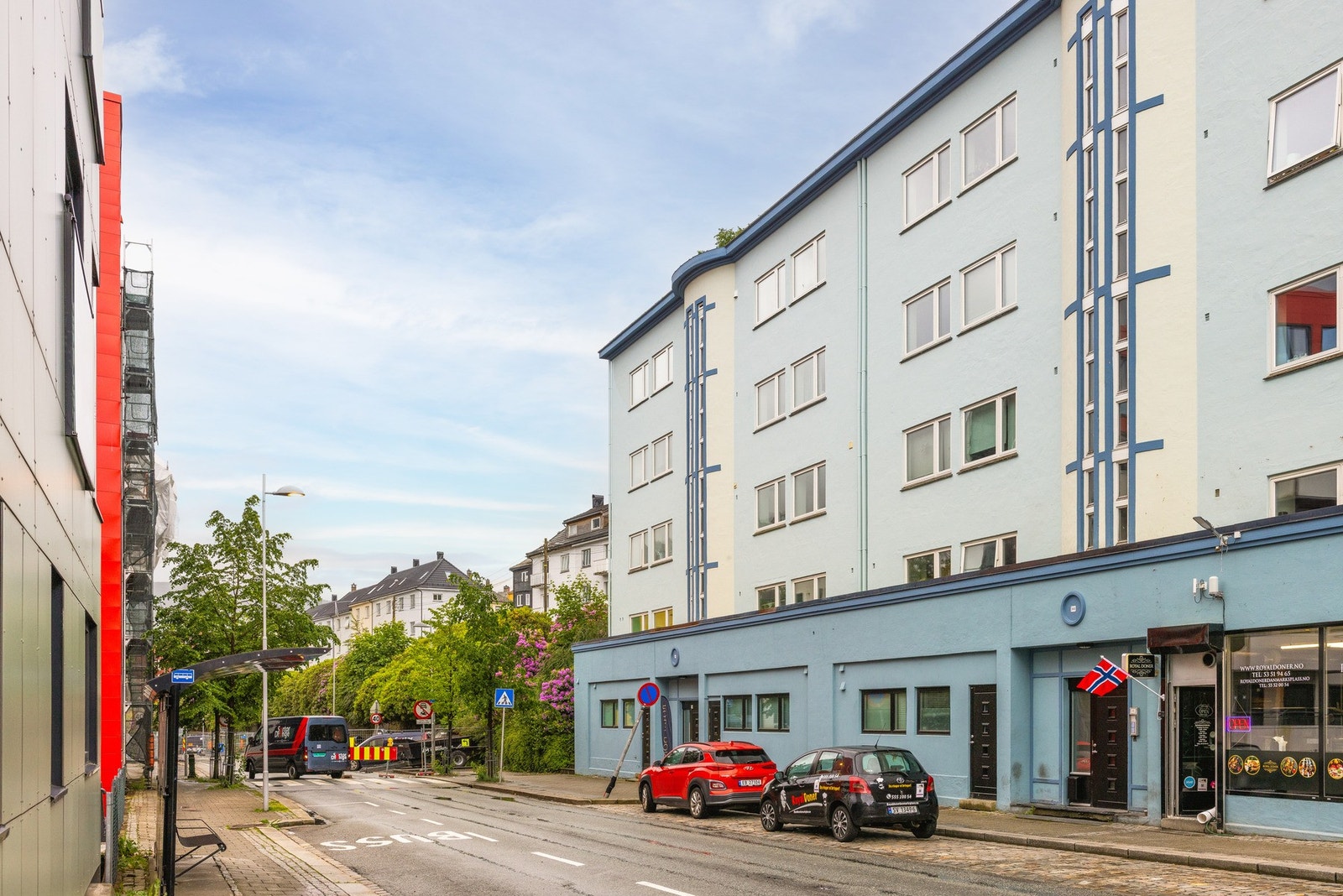 Nærområde. Fasaden ble renovert med nye vinduer i 2023. Galleribilde