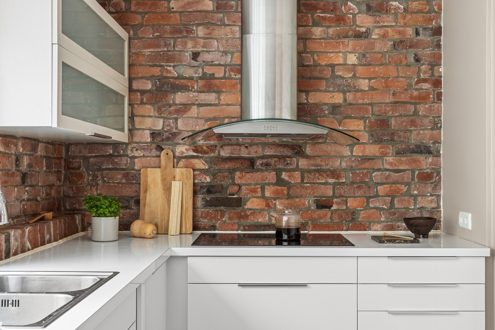 Veggmontert ventilaor. Den eksponerte teglsteinen gir leiligheten ekstra særpreg og sjarm. Galleribilde