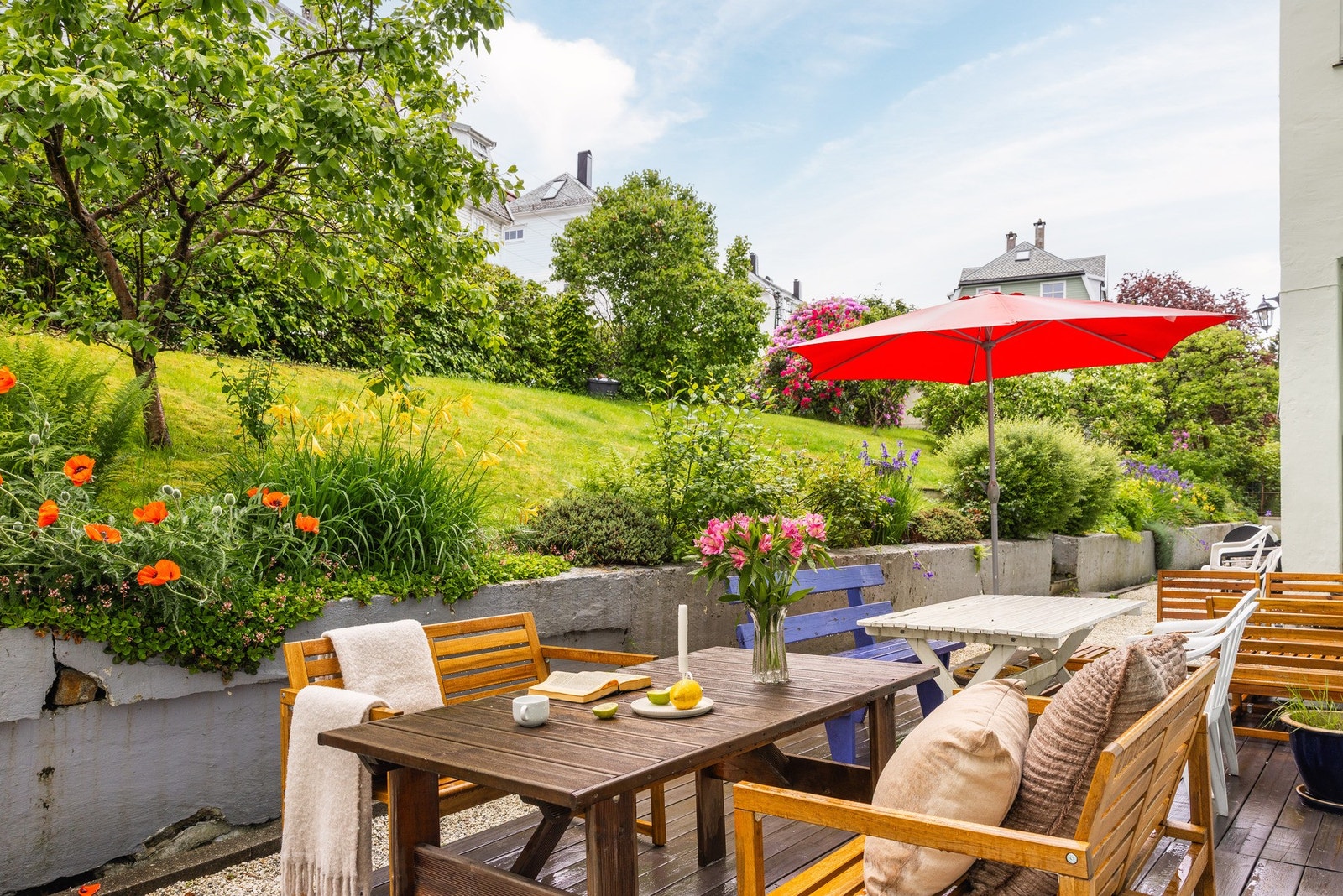 Flott opparbeidet felles uteområde. Her er det sol fra kl 10 og gjennom dagene, sommerstid. Galleribilde