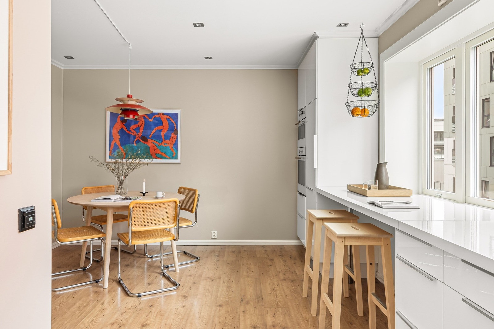 Rommet er malt i en lys og behagelig fargetone. Galleribilde