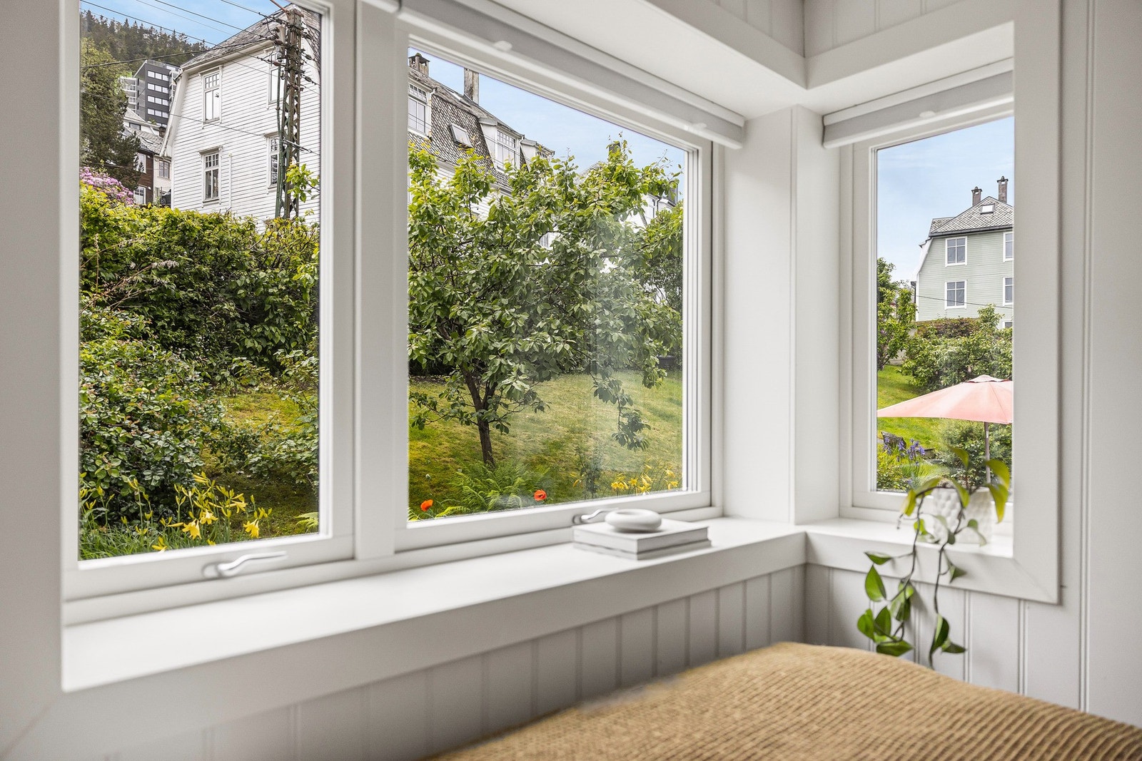 Store vinduer som gir mye naturlig lysinnslipp. Galleribilde