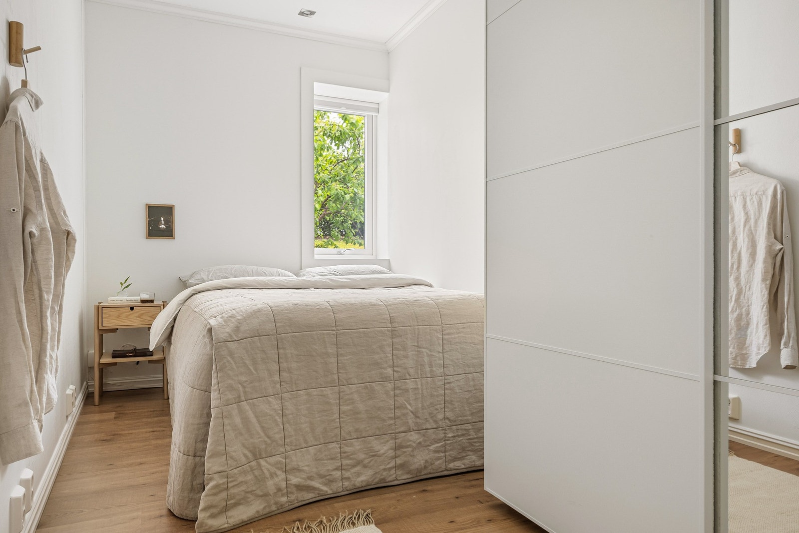 Soverom 1 har god plass til dobbel seng og garderobeskap. Galleribilde