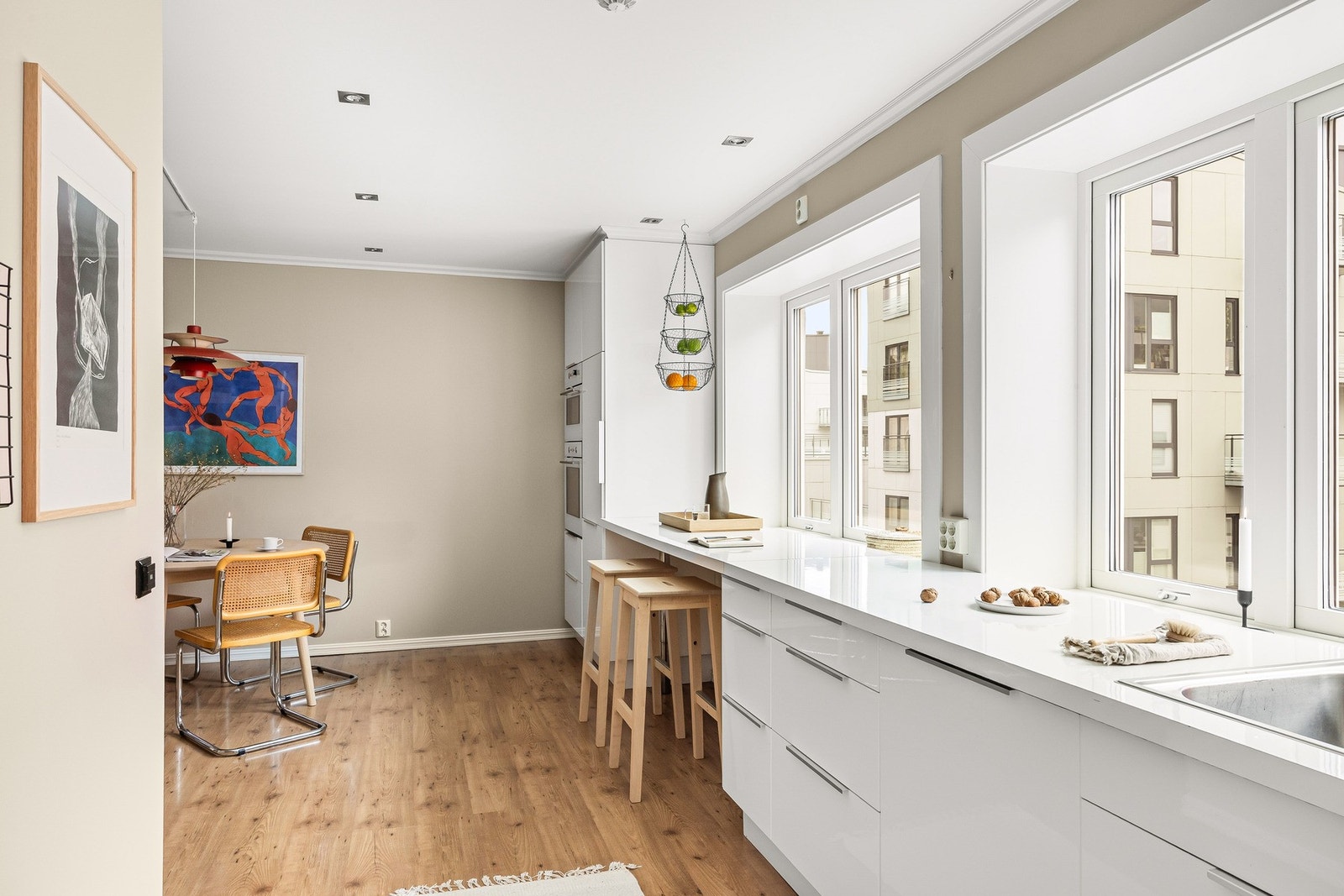 Lyst og romslig kjøkken med god plass til oppbevaring Galleribilde