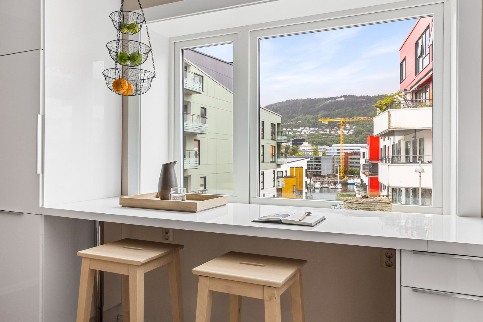 Praktisk barløsning ved vinduet. Perfekt sted å nyte morgenkaffen med fin utsikt utover nærområdet. Galleribilde