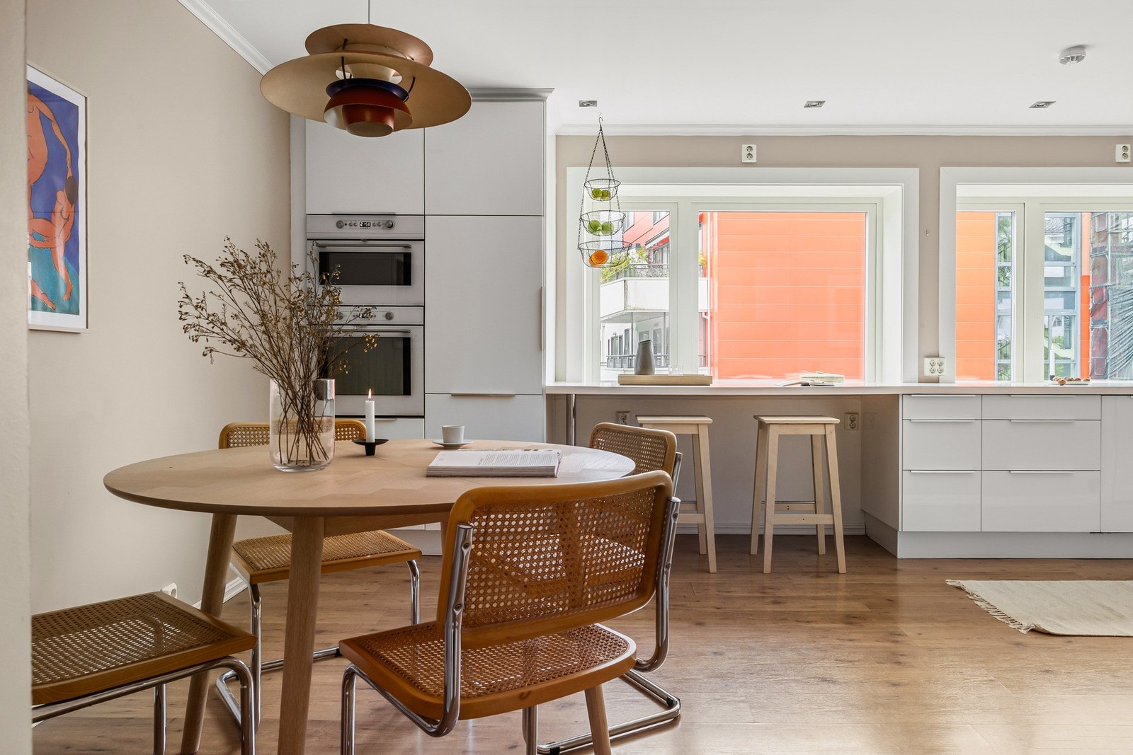 Kjøkkenet har en fin kombinasjon av skap- og benkeplass for både oppbevaring og matlaging, samt sitteplasser ved vinduet. Galleribilde