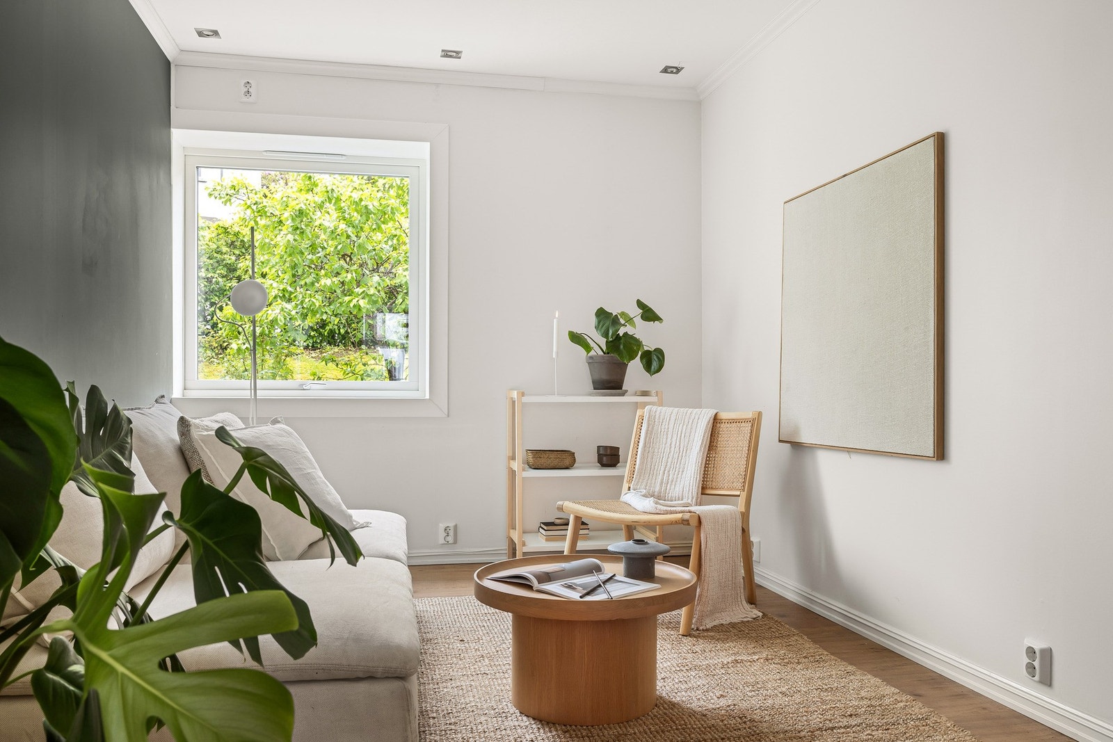 innholdsrik og koselig stue med plass til sofa og andre ønskelige møbler Galleribilde