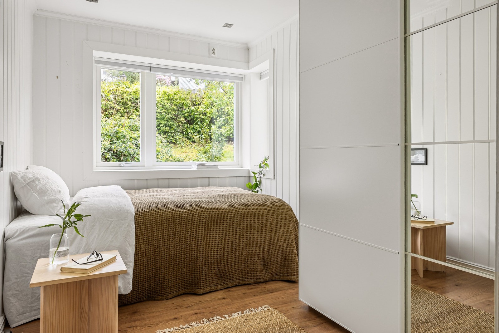 Soverom 2 har god plass til romslig seng og garderobeskap. Galleribilde