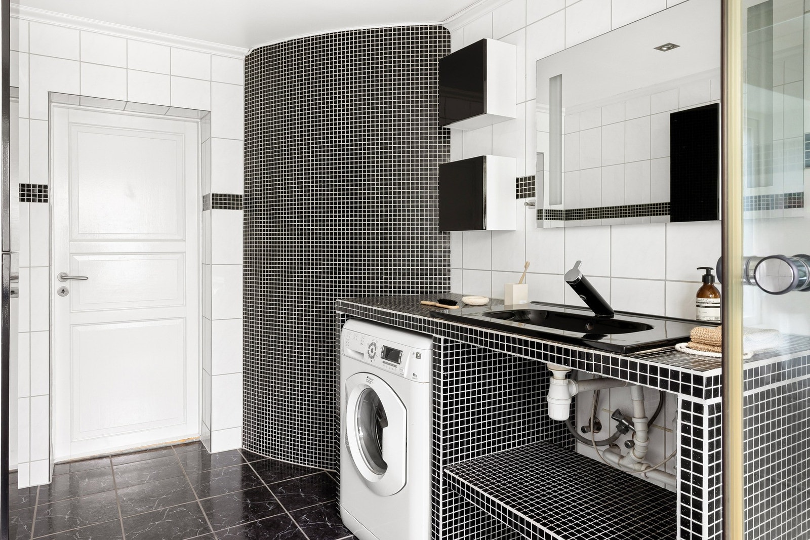 Slett malt himling med innfelte downlights. Galleribilde