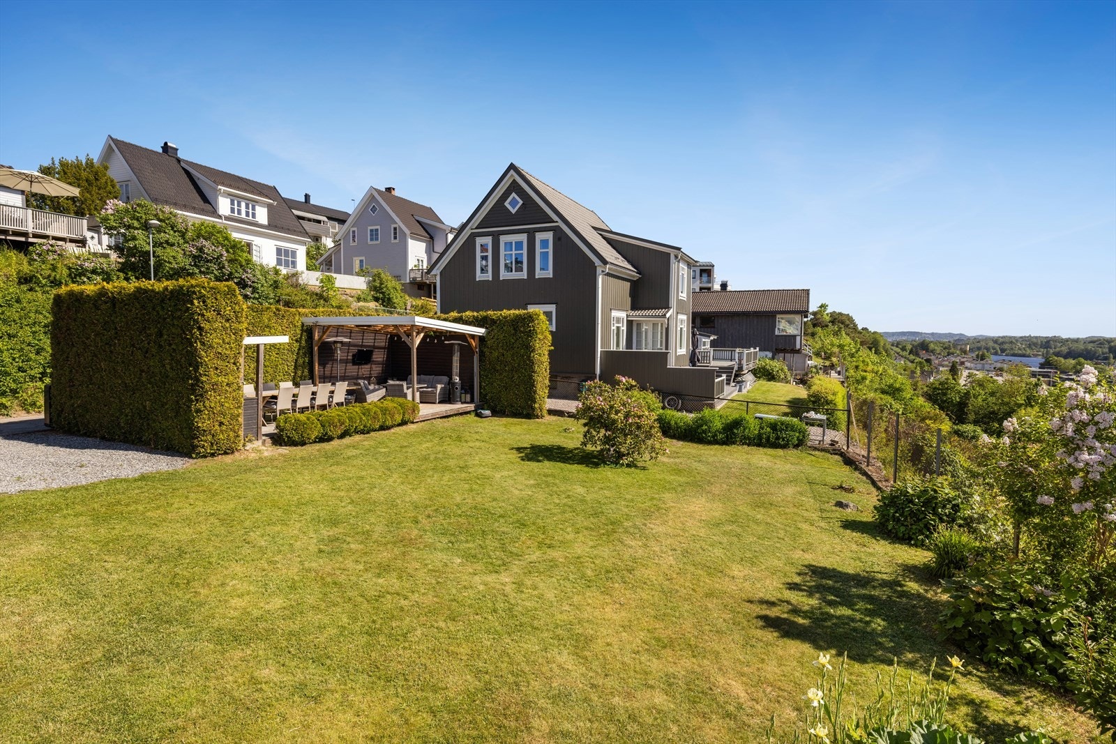 Siste tomten i frontrekken som er tilgjengelig for bebyggelse Galleribilde