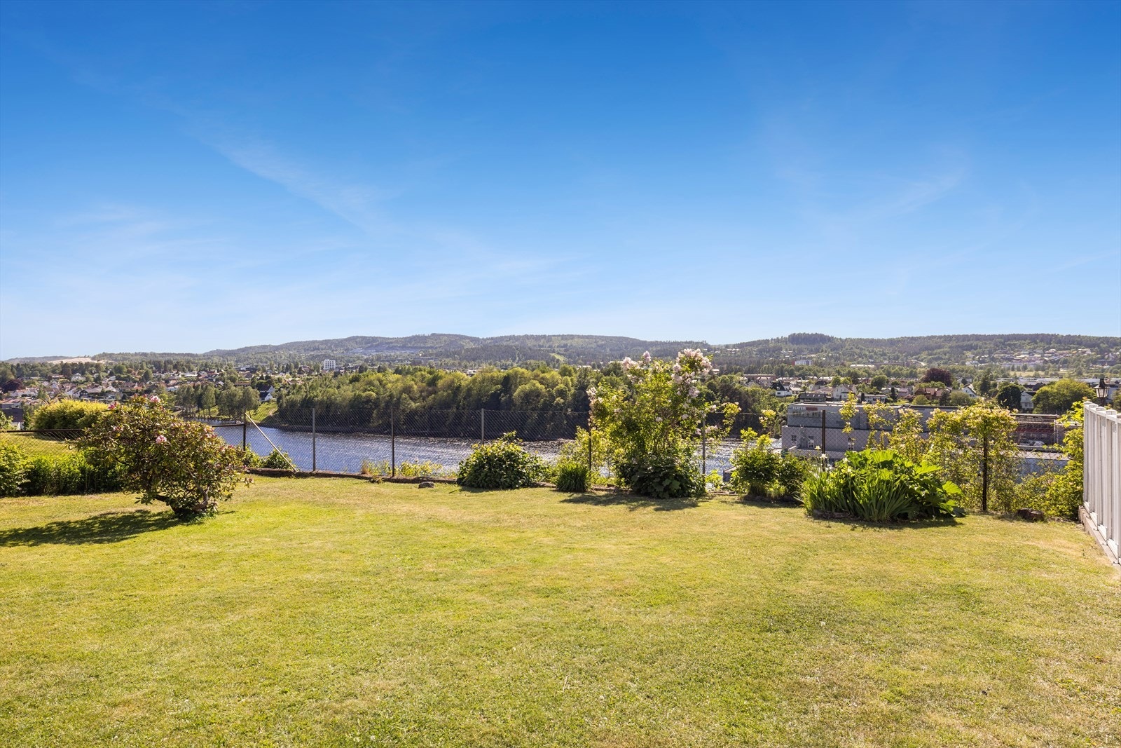 Flat lettstelt tomt med nydelige solforhold Galleribilde