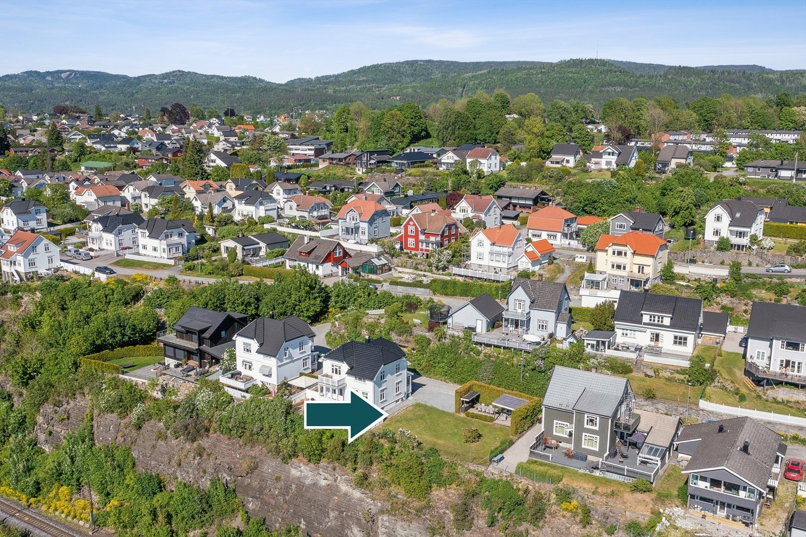 Tomten ligger i front - En av de beste beliggenhetene i Skien. Rolig gate. Galleribilde