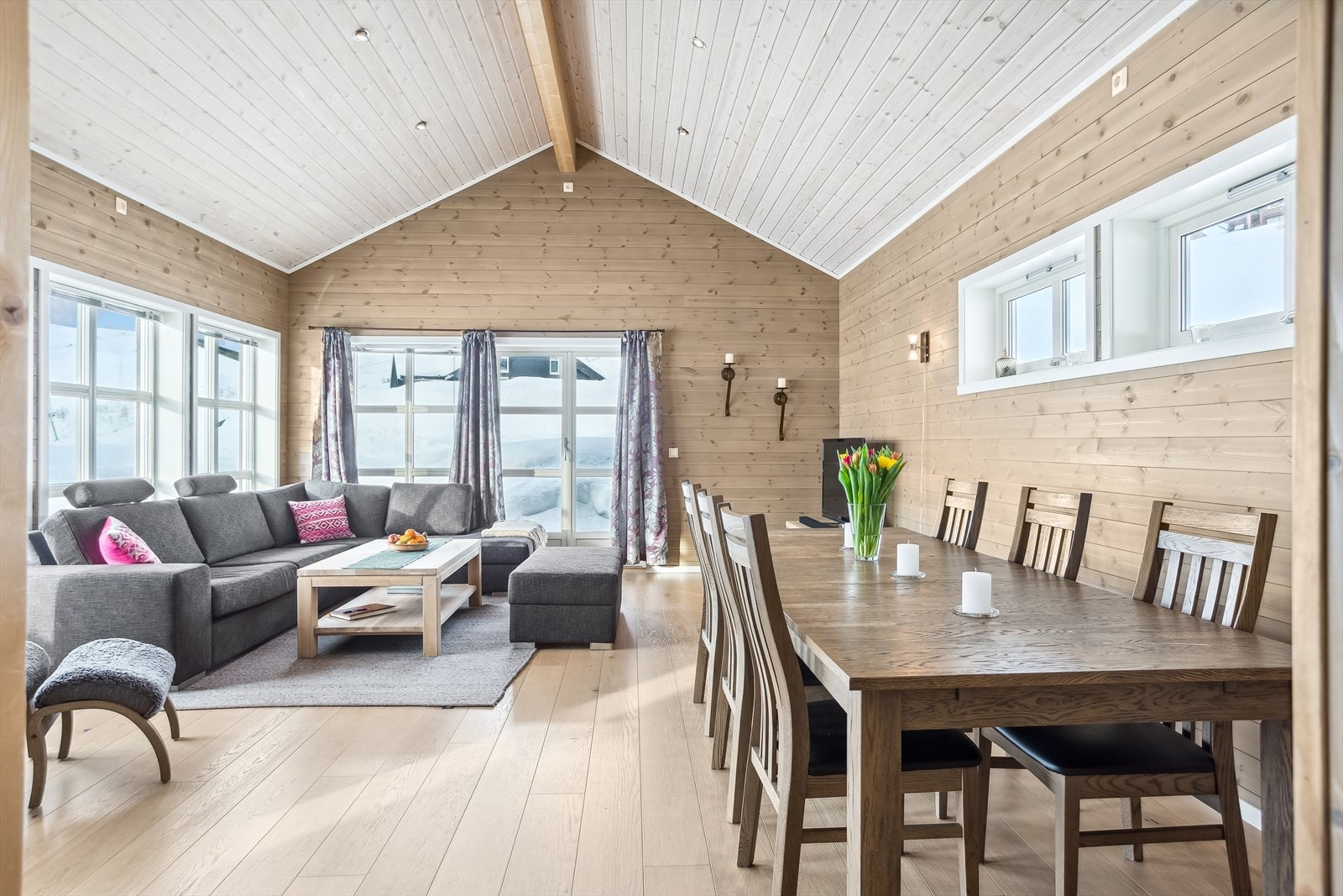 Fra stuen er det to utgangsdører til sydvestvendt og meget solrik terrasse hvor finværet kan nytes like godt hele året. Galleribilde